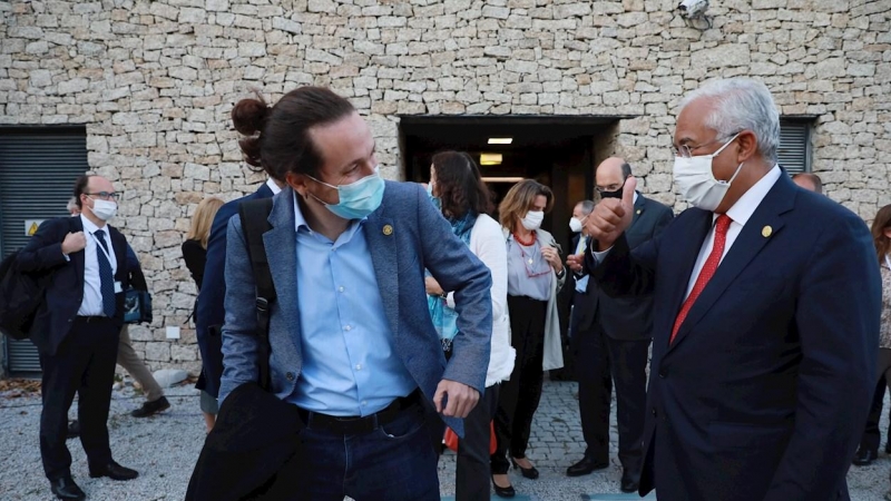 El líder de Podemos y vicepresidente del Gobierno, Pablo Iglesias, saluda al primer ministro portugués Antonio Costa el pasado 10 de octubre en Guarda. /EFE
