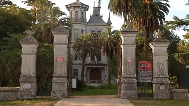 Entrada al Castillo Idiarte Borda y sus jardines, una propiedad de dos hectáreas y media en manos de Villarejo.