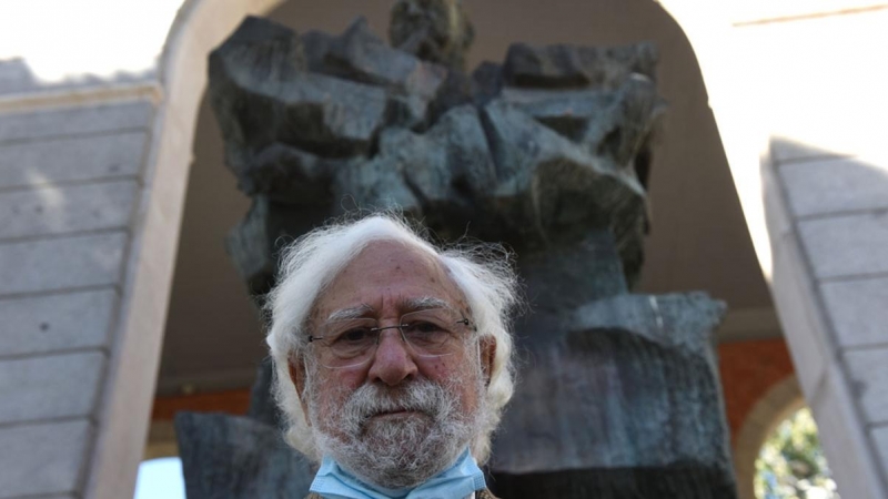 El autor de la placa y la escultura a Largo Caballero en Madrid, Pepe Noja.- FERNANDO SÁNCHEZ