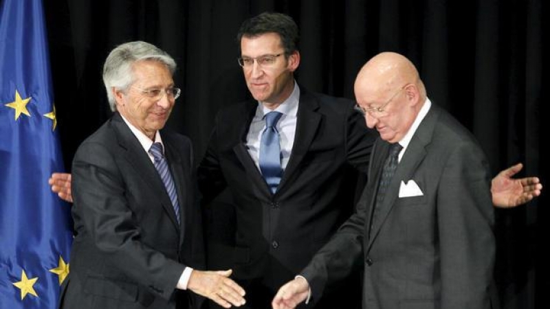 El presidente de la Xunta, Alberto Núñez Feijóo, junto a los responsables de Caixanova, Julio Fernández Gayoso, y Caixa Galicia, Mauro Varela. Efe