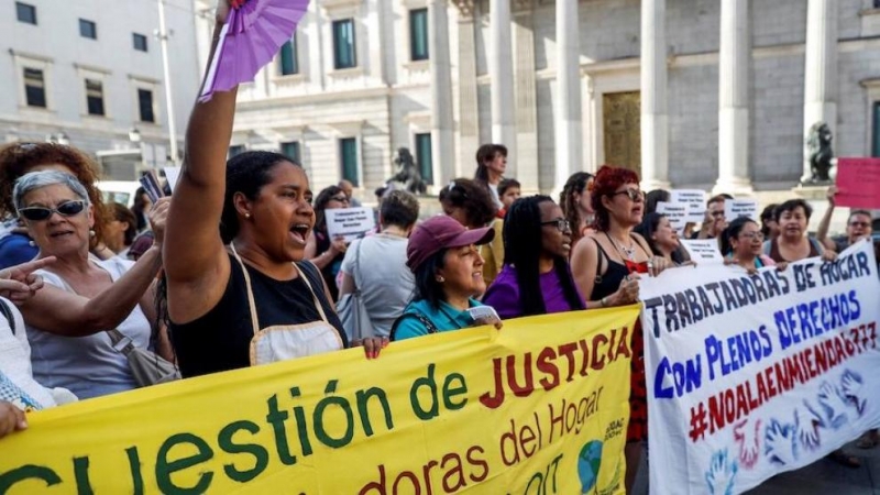 Trabajadoras del hogar exigen derechos ante el Congreso en Madrid (foto de archivo) / EFE-Emilio Naranjo.