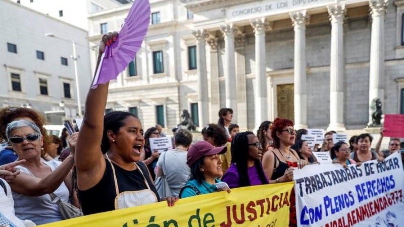 Trabajadoras del hogar exigen derechos ante el Congreso en Madrid (foto de archivo) / EFE-Emilio Naranjo.