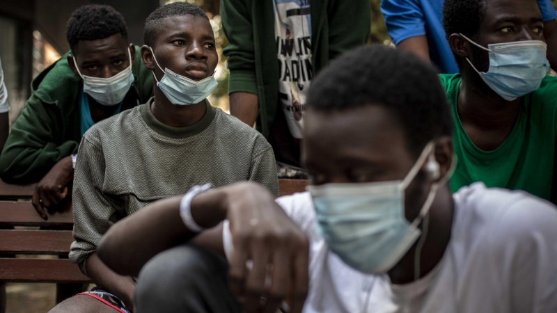 Un grupo de migrantes malienses, en una plaza de Las Palmas de Gran Canaria, cerca del centro de acogida en el que esperan más de un mes de llegar en patera a la isla.- JAIRO VARGAS