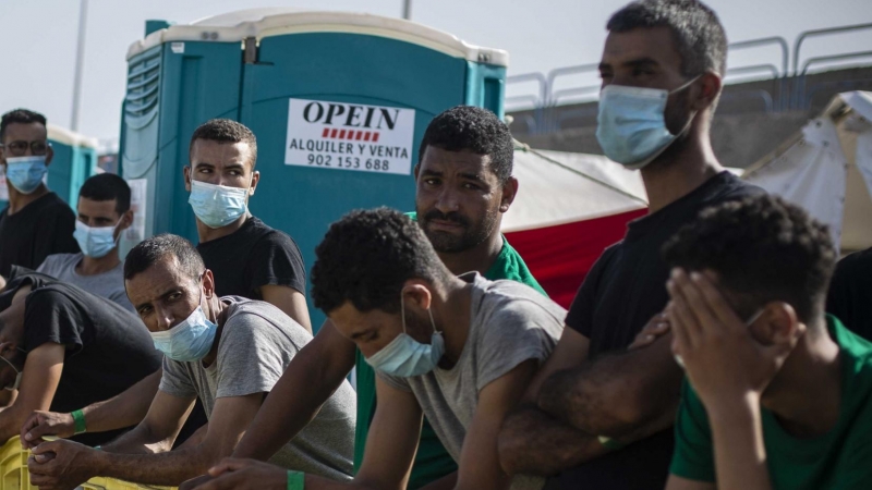 Más de 300 migrantes marroquiés esperan en el muelle de Arguineguín, Gran Canaria, a que haya una plaza libre en el colapsado sistema de acogida de Canarias. Algunos llevan cinco días en el puerto.- JAIRO VARGAS