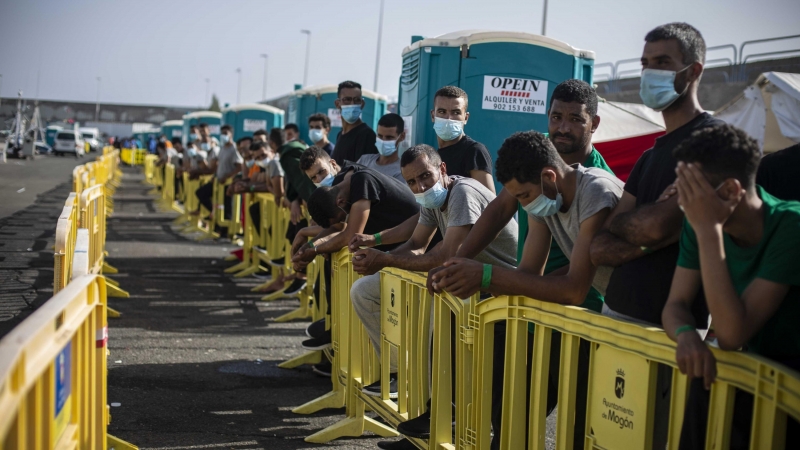 Más de 300 migrantes marroquiés esperan en el muelle de Arguineguín, Gran Canaria, a que haya una plaza libre en el colapsado sistema de acogida de Canarias. Algunos llevan cinco días en el puerto.- JAIRO VARGAS