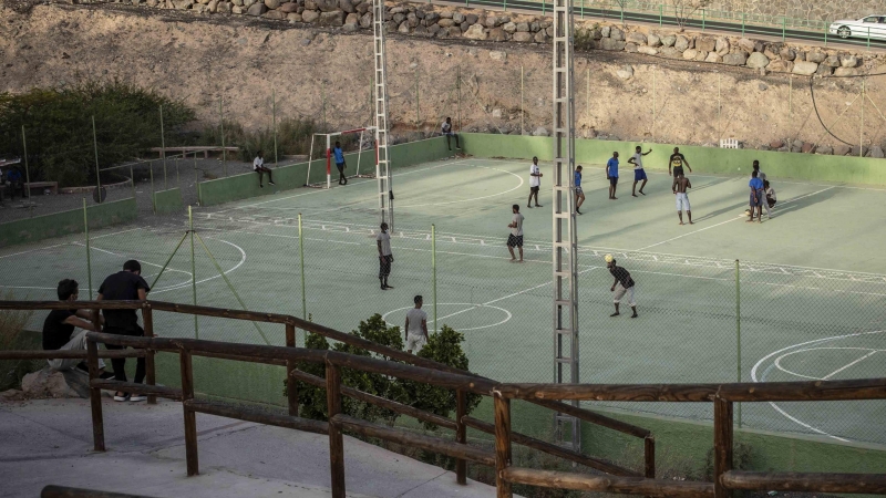 Un grupo de migrantes juga al fútbol junto al hotel en el que están acogidos, cerca de la playa de Maspalomas, en Gran Canaria.- JAIRO VARGAS