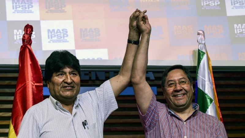 El expresidente de Bolivia Evo Morales y el candidato del MAS Luis Arce. RONALDO SCHEMIDT / AFP