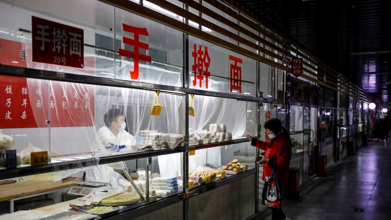 Una mujer compra en un mercado de Pekín. EFE/EPA/WU HONG