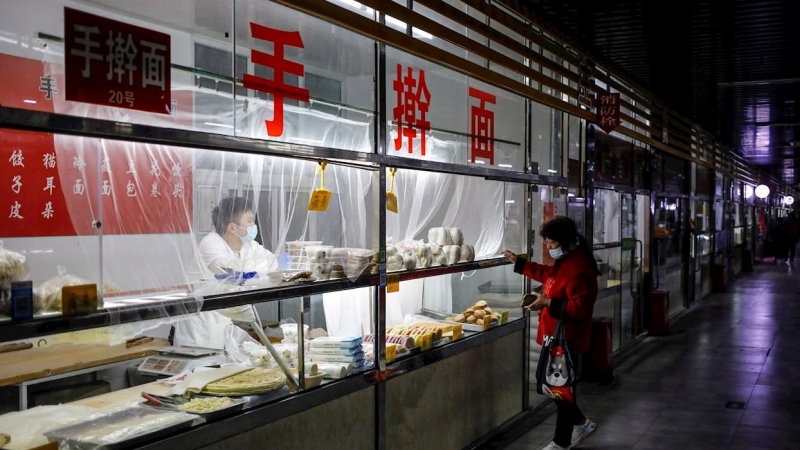 Una mujer compra en un mercado de Pekín. EFE/EPA/WU HONG