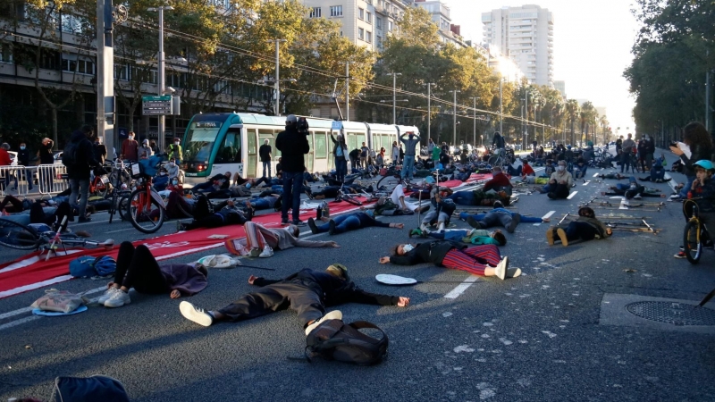 Acció de fa unes setmanes per reclamar la reducció del vehicle privat a Barcelona. ACN