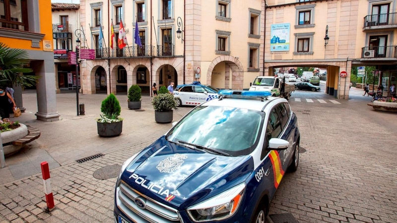 Un coche de Policía estacionado en una plaza de Aranda de Duero, en una imagen de archivo. EFE/ Paco Santamaria