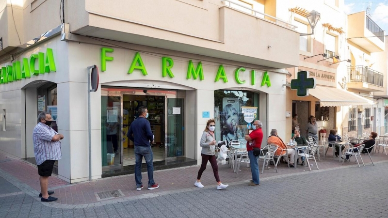 Varios vecinos de Fortuna, (Murcia), hacen cola en una farmacia del municipio, en una imagen de archivo. EFE/Marcial Guillén