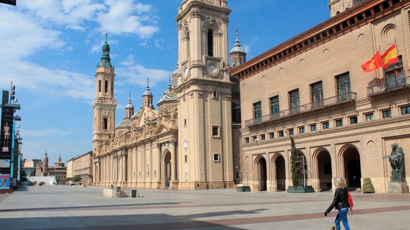 Una mujer pasea a su perro en la plaza del Pilar en Zaragoza, en una imagen de archivo. EFE/ Isabel Poncela Laborda