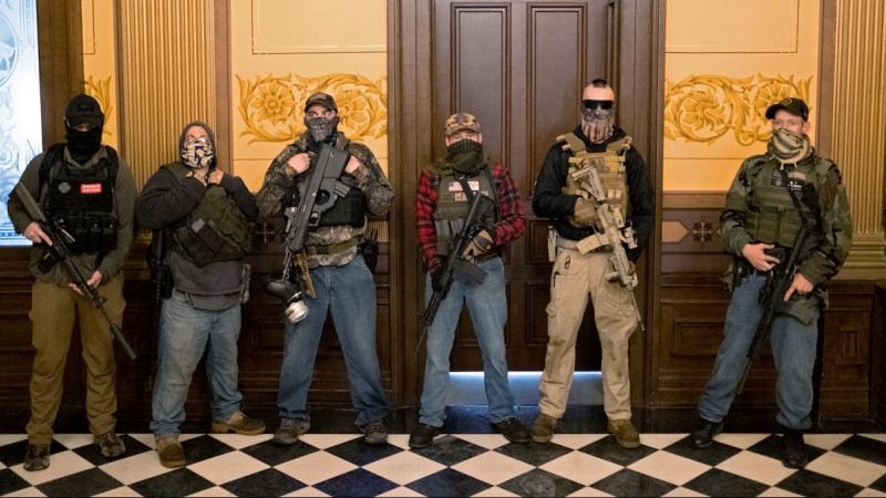 Un grupo de hombres armados durante las protestas en el Capitolio de Michigan.- REUTERS