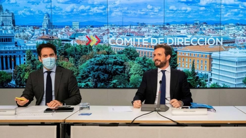 El líder del PP, Pablo Casado (d), junto al secretario general de la formación, Teodoro García-Egea (d) durante la reunión del comité de dirección. EFE