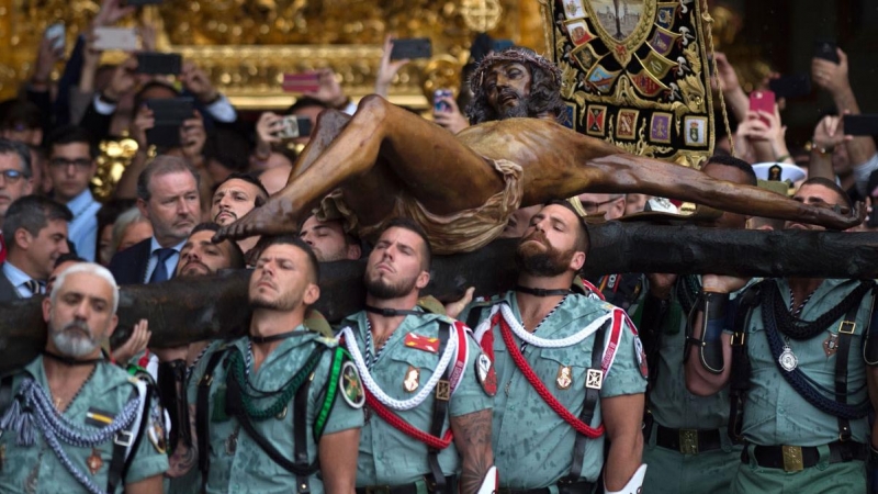 Los legionarios llevan el Cristo de Mena en Málaga. EFE