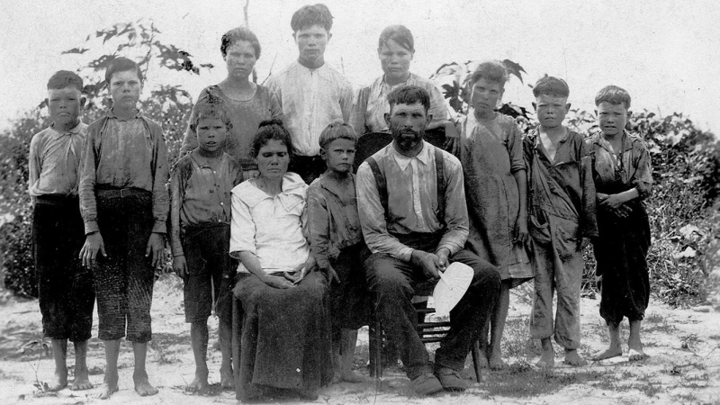 Una familia blanca de Alabama presentada en 1913 como 'celebridades' porque habían escapado de los efectos debilitantes de la anquilostomiasis, endémica entre los blancos pobres del sur debido a las malas condiciones sanitarias y al fenómeno de 'comer arc