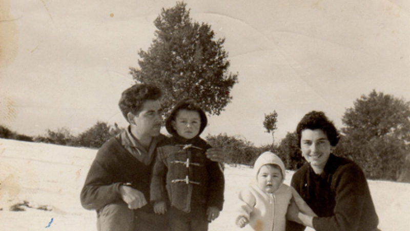Jaime Novo y Olga Presa con sus dos primeros hijos, los hermanos de Olga, Carlos y Nina (1965).