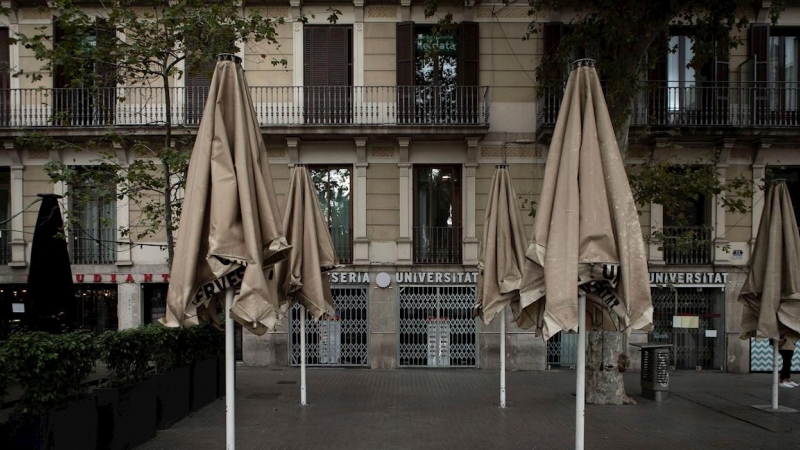 19/10/2020.- Una terraza de la céntrica Plaza Universidad de Barcelona permanece cerrada. / EFE - Enric Fontcuberta