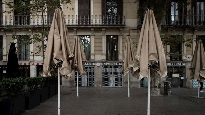 19/10/2020.- Una terraza de la céntrica Plaza Universidad de Barcelona permanece cerrada. / EFE - Enric Fontcuberta