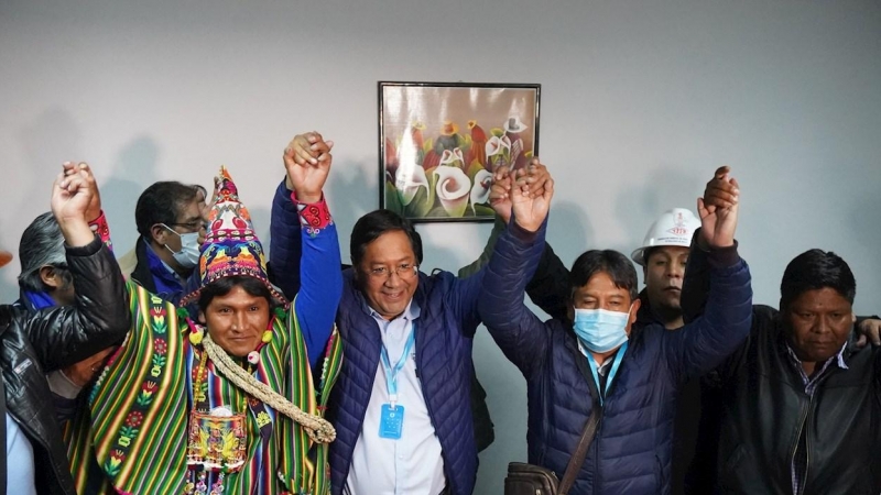 El exministro boliviano Luis Arce (2i) y su candidato a la Vicepresidencia, David Choquehuanca (2d) celebran los resultados extraoficiales que les dan la victoria a MAS en las elecciones generales en Bolivia. EFE/Stringer