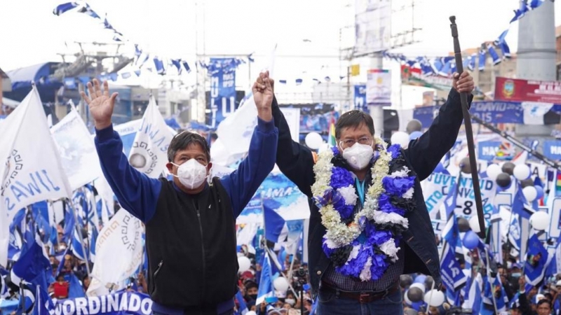 El candidato presidencial Luis Arce (dcha), junto con el candidato a vicepresidente, David Choquehuanca, celebran la victoria en las elecciones bolivianas. COMUNICACIÓN MOVIMIENTO AL SOCIALISMO.