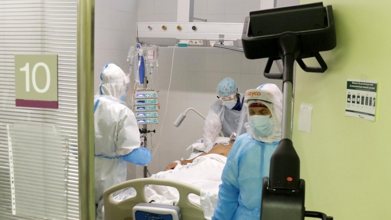 Un pacient amb covid-19 rep atenció a un box de l'UCI de l'Hospital de Mataró. Jordi Pujolar | ACN