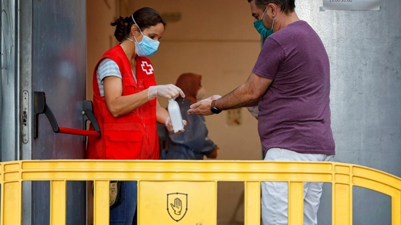 Varias personas esperan su turno para realizarse una PCR durante el cribado masivo en la localidad de Manlleu (Barcelona), en una imagen de archivo. / EFE