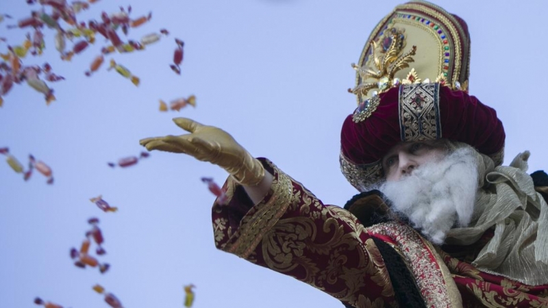 El Rey Melchor durante la cabalgata de los Reyes Magos en Sevilla. María José López / Europa Press / Archivo