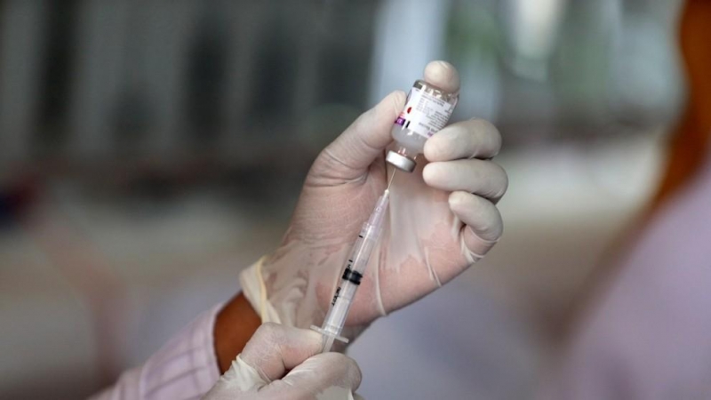 Ensayos de una vacuna en investigación contra la COVID-19, en una imagen de archivo. EFE/EPA