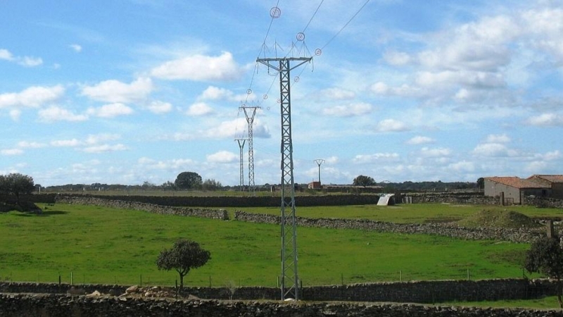 Línea eléctrica entre  Monroy y Torrejón el Rubio, en la provincia de Cáceres.