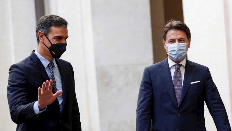 El presidente del Gobierno, Pedro Sánchez, con el primer ministro italiano, Giuseppe Conte, a su llegada al Palacio Chigi, en Roma, para la cumbre bilateral.. EFE/EPA/GIUSEPPE LAMI / POOL