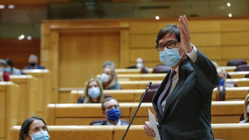 El ministro de Sanidad, Salvador Illa, y la ministra de Industria, Reyes Maroto, durante la sesión de control al Gobierno, este martes en el Pleno del Senado, en Madrid.- EFE/Emilio Naranjo