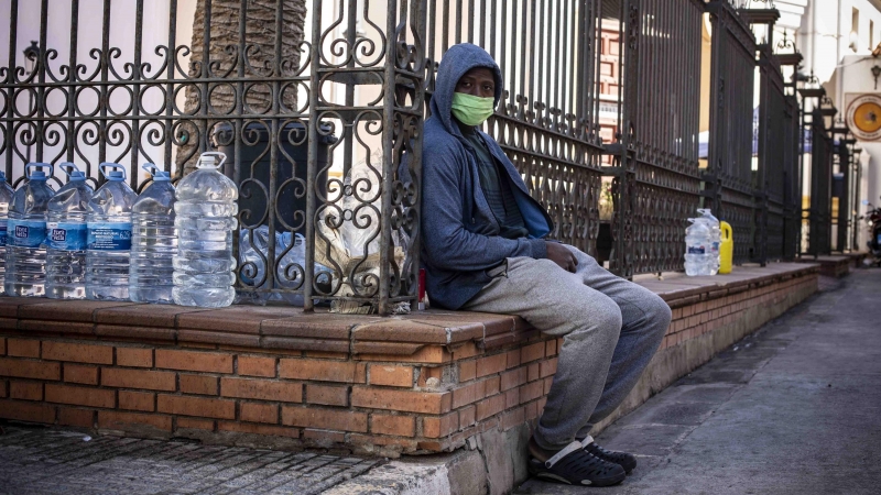 Una persona migrante de origen subsahariano espera en la Plaza de Toros de Melilla, donde está acogido junto a más de 600 personas por falta de espacio en el CETI.- JAIRO VARGAS