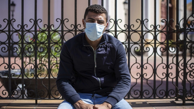 Mohamed Mossallem, egipcio de 26 años, en los alrededores de la plaza de toros de Melilla.- JAIRO VARGAS