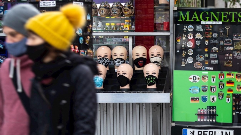 20/10/2020.- Mascarillas en una tienda de Berlín. / EFE