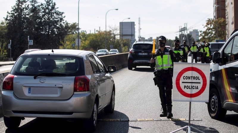 Agentes de la Policía Nacional en un control. EFE/Rodrigo Jiménez