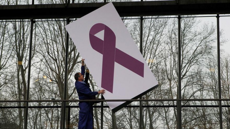 Un lazo morado símbolo de la lucha contra la violencia machista. EFE/Víctor Lerena/Archivo