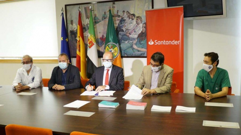 Firma del convenio por parte de Rafael España, consejero de Economía, Ciencia y Agenda Digital de Extremadura, y Justiniano Cortés, director territorial de Banco Santander.