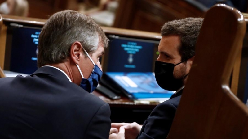 El líder del PP, Pablo Casado (d) conversa con su vicesecretario de organización Territorial, Antonio González Terol (i) durante la moción de censura de Vox al gobierno de coalición en el Congreso de los Diputados este miércoles. EFE/Mariscal