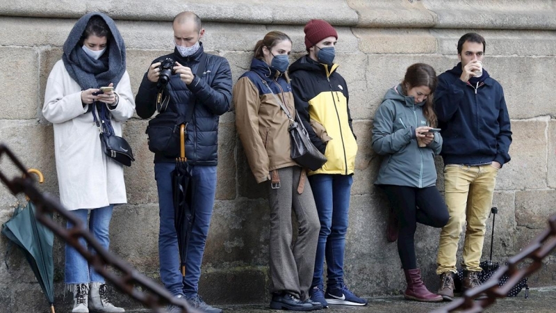 Personas en una calle de Santiago de Compostela | EFE