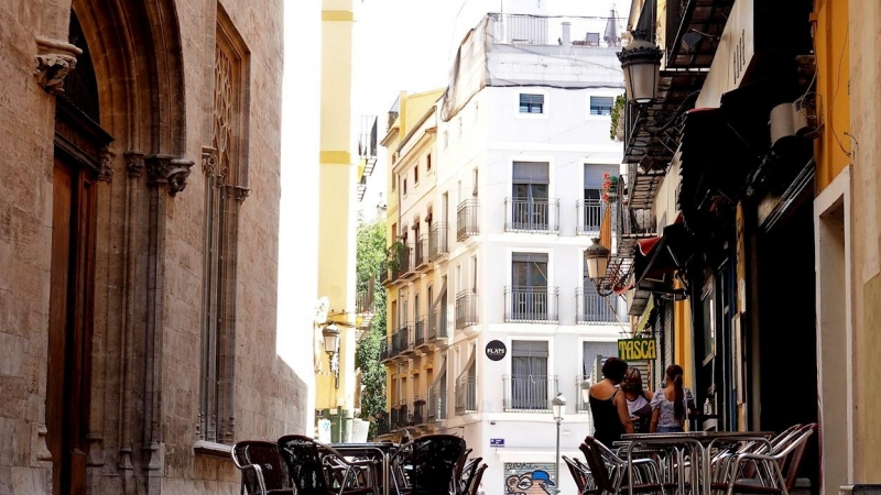 La terraza vacía de un bar frente al edificio de La Lonja, en el centro histórico de Valéncia. EFE/Manuel Bruque