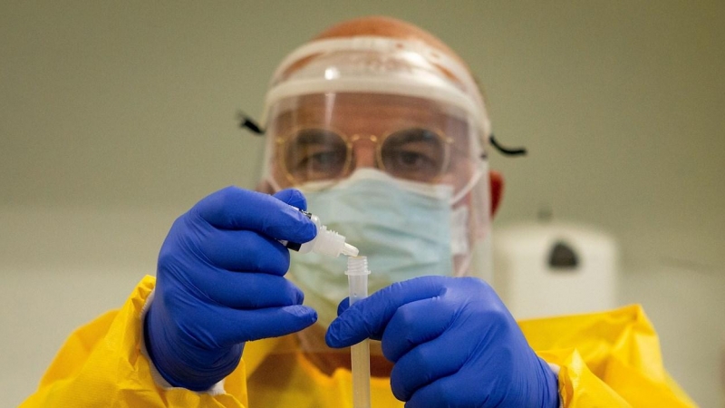 21/10/2020 Un profesional sanitario realiza su trabajo en el Centro Atención Primaria (CAP) de Manso de Barcelona. / EFE - Enric Fontcuberta