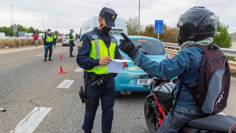 22/10/2020.- Efectivos de las Fuerzas y Cuerpos de Seguridad del Estado realizan controles en las carreteras de Zaragoza, para garantizar el cumplimiento del confinamiento perimetral de la capital aragonesa desde esta medianoche. EFE/ Javier Belver