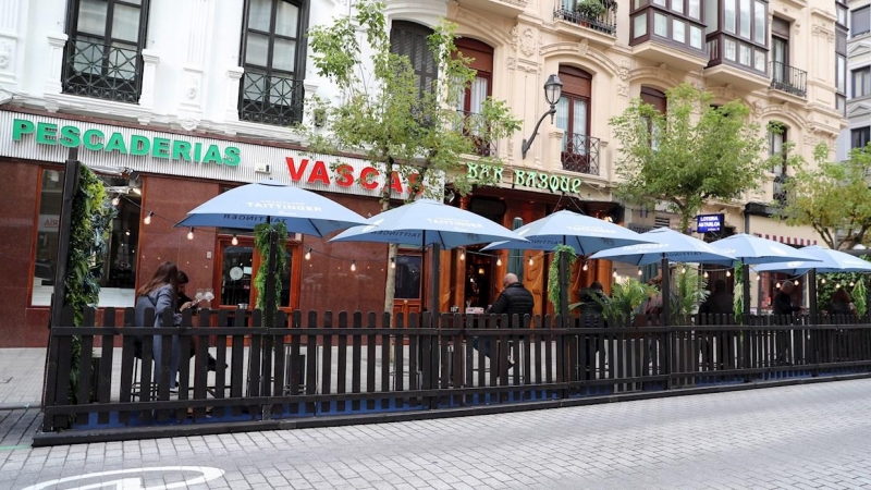 Clientes en un bar con terraza en Bilbao. EFE/Luis Tejido