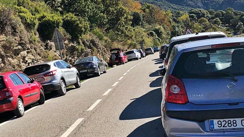 Vehicles aparcats al voral de la carretera BV-5301, dins el Parc Natural del Montseny. Ajuntament del Brull.