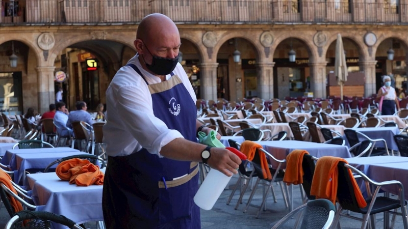 Un camarero trabaja en la terraza de un restaurante de la plaza mayor de Salamanca, en una imagen de archivo. EFE/ J.M.García