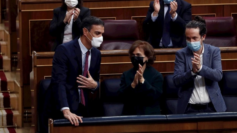 El presidente del Gobierno, Pedro Sánchez, es aplaudido por los vicepresidentes del Ejecutivo, Carmen Calvo y Pablo Iglesias. - EFE