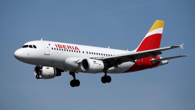 Un avión Airbus A319 de  Iberia, en la maniobra de aterrizaje en el aeropuerto de Orly, en Paris. REUTERS/Benoit Tessier