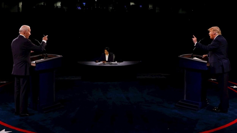 22/10/2020.-  El candidato demócrata, Joe Biden, y el presidente de EEUU, Donad Trump, durante el último debate antes de las elecciones. / EFE